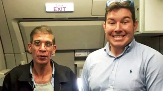 Один з пасажирів літака зробив селфі з викрадачем.