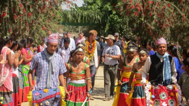 काठमाडौंपछि ह्यारी बर्दिया राष्ट्रिय निकुञ्ज पुगेका थिए, जहाँ उनलाई त्यहाँका स्थानीय वासिन्दाहरुले स्वागत गरेका थिए। तस्वीर: नेत्र केसी