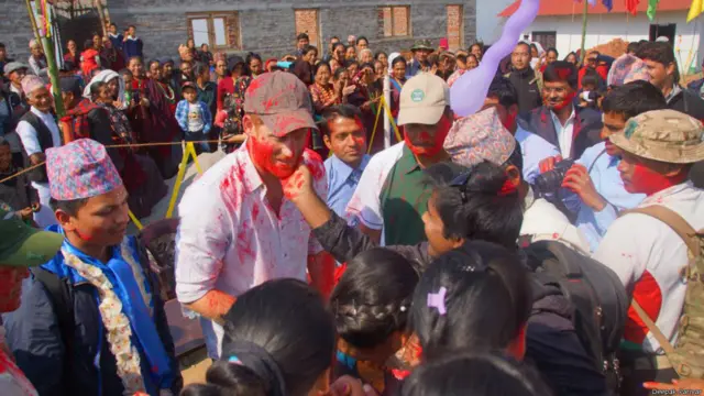 रंगहरुको पर्व होलीको बेलामा नेपाल आइपुगेका ह्यारीलाई लमजुङका बासिन्दाले रंगहरु दलिदिएका थिए। तस्वीर: दिपक परियार
