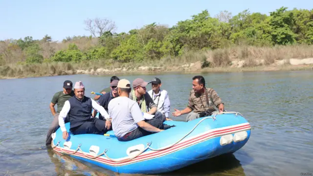 बर्दिया राष्ट्रिय निकुञ्जभित्र बग्ने कर्णालीको भंगालो खौराह नदीमा र्याफ्टिङ गरेका थिए। तस्वीर: रोयटर्स / राष्ट्रिय समाचार संस्था