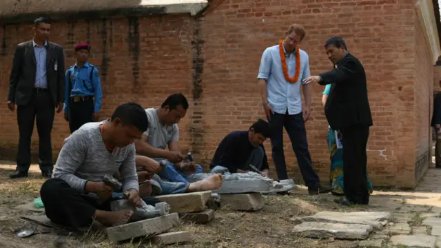 भ्रमणको दोश्रो दिन राजकुमार ह्यारीले भूकम्पबाट प्रभावित काठमाण्डू उपत्यकाका केही पुरातात्विक र ऐतिहासिक सम्पदाको अवलोकन गरेका थिए।