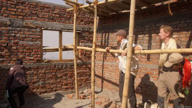 बर्दियापछि उनी लम्जुङ पुगेका थिए। सुरुमा ६ दिनका लागि भनेर आएका ह्यारीले भूकम्पबाट क्षति भएको गाउँमा काम गर्ने भन्दै आफ्नो भ्रमण अरु ६ दिनका लागि लम्ब्याएका थिए। तस्वीर: दिपक परियार