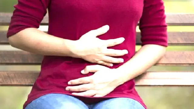 El estreñimiento puede causar dolores estomacales intensos. 