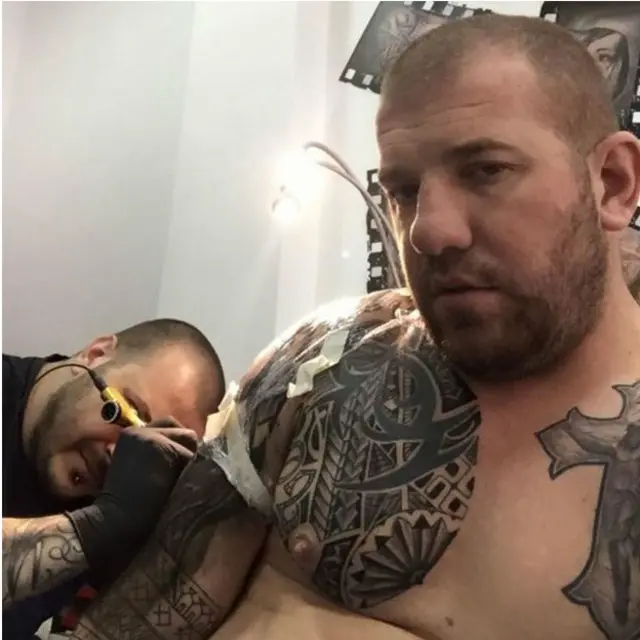 O comerciante é também lutador semi-profissional, de gestos bruscos e retórica inflamada