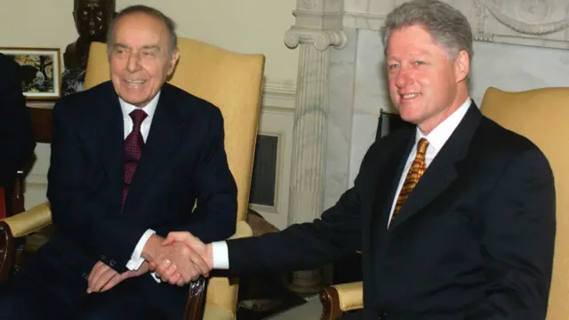 15 fevral 2000, Washington: ABŞ prezidenti Bill Clinton və Azərbaycan prezidenti Heydər Əliyev Ağ Evdə, Oval Ofisdə görüşür.
