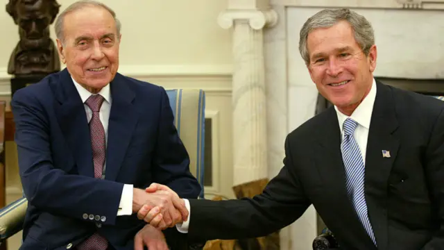 26 fevral 2003, Washington: ABŞ prezidenti George W. Bush Prezident Oval Ofisdə Heydər Əliyevlə görüşür. Ağ Ev görüşü bəyan edəndə demişdi ki, qlobal təhlükəsizlik və terrora qarşı mübarizəyə gəldikdə Azərbaycan ABŞ-ın mühüm müttəfiqidir.