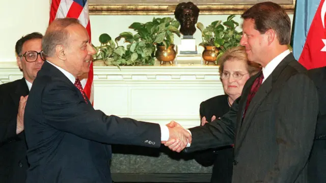 1 avqust 1997, Washington: Azərbaycanla ABŞ arasında dəyəri milyardlarla dollar olan neft sazişinin imzalanması zamanı Heydər Əliyev və ABŞ-ın vitse prezidenti Al Gore arasında görüş. Arxada ABŞ-ın Dövlət Katibi Madeleine Albright dayanıb.