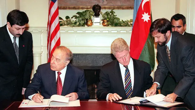 1 avqust 1997, Washington: Heydər Əliyev və Bill Clinton arasında ABŞ-Azərbaycan əlaqələri barədə birgə bəyanat imzalanır. Bundan əvvəl iki dövlət başçısı mühüm neft sazişini imzalamışdı.
