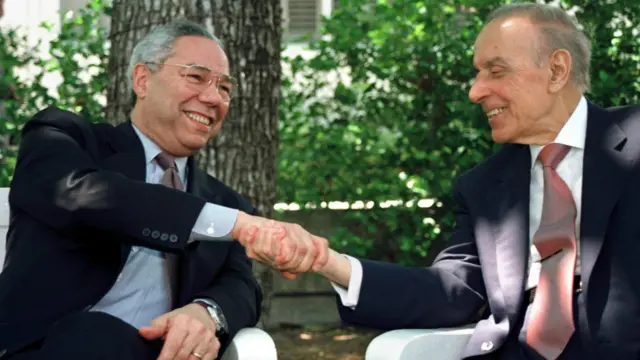 3 aprel 2001, Key West, Florida: Heydər Əliyev ABŞ Dövlət Katibi Colin Powell ilə birlikdə, Key West sülh danışıqları zamanı. Powell Azərbaycan və Ermənistan liderlərini "hər iki tərəfi qane edən saziş" tapmağa səsləyib.