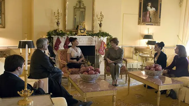 7 dekabr 2006, Washington: ABŞ-ın birinci xanımı Laura Bush (sağdan 3-cü) Azərbaycanın birinci xanımı Mehriban Əliyeva ilə kofe içir. Onlar Ağ Evdə, Sarı Oval Otaqda oturub.