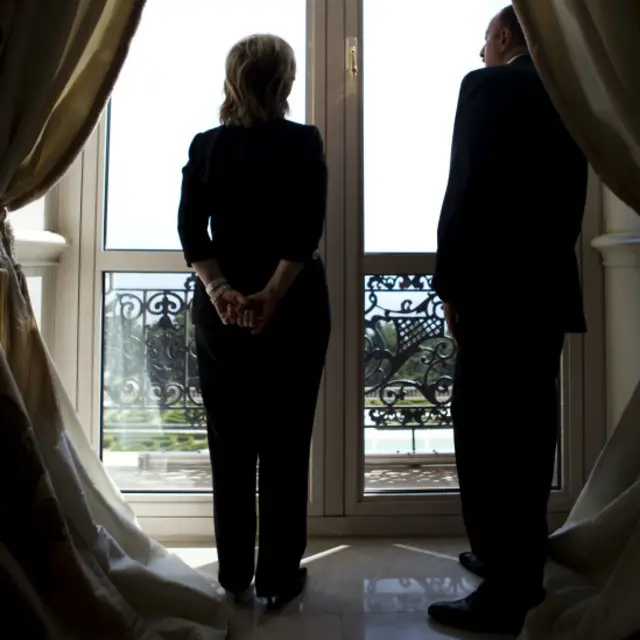 4 iyul 2010, Bakı: ABŞ Dövlət Katibi Hillary Clinton Azərbaycan Prezidenti İlham Əliyevlə Prezident Sarayının pəncərəsindən baxır.