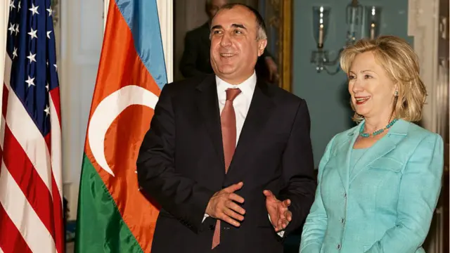 3 iyun 2011, Washington: XİN başçısı Elmar Məmmədyarov və ABŞ Dövlət Katibi Hillary Clinton ABŞ Dövlət Departamentində məxfi görüş keçirəndən sonra jurnalistlərə şərh verir.
