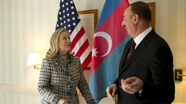 4 fevral 2012, Münxen: Hillary Clinton və İlham Əliyev 48-ci Münxün Təhlükəsizlik Konfransında, ikitərəfli görüşdən sonra.