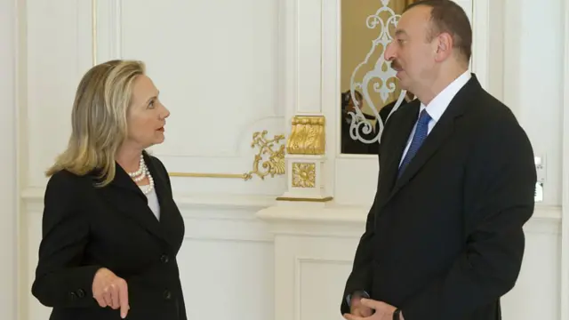 6 iyun 2012, Bakı: Dövlət Katibi Hillary Clinton və İlham Əliyev, prezidentin Zuğulbadakı evində söhbət edir.