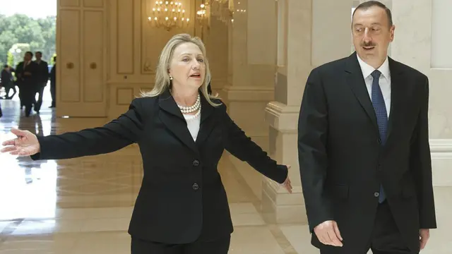 6 iyun 2012, Bakı: Dövlət Katibi Hillary Clinton və İlham Əliyev, prezidentin Zuğulbadakı evində söhbət edir.