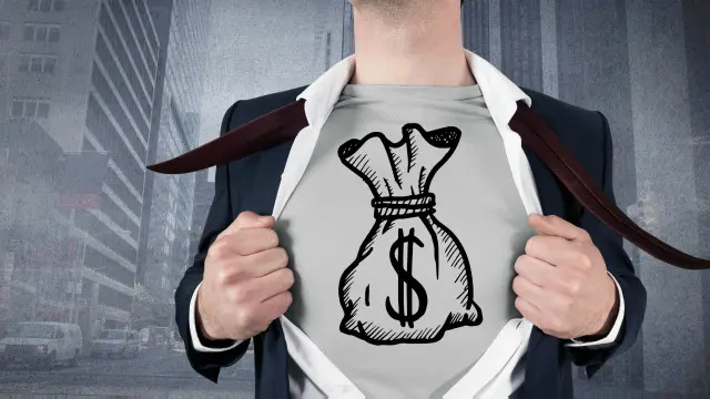 Una persona se abre una camisa bajo la cual hay una camiseta con el símbolo de dólar