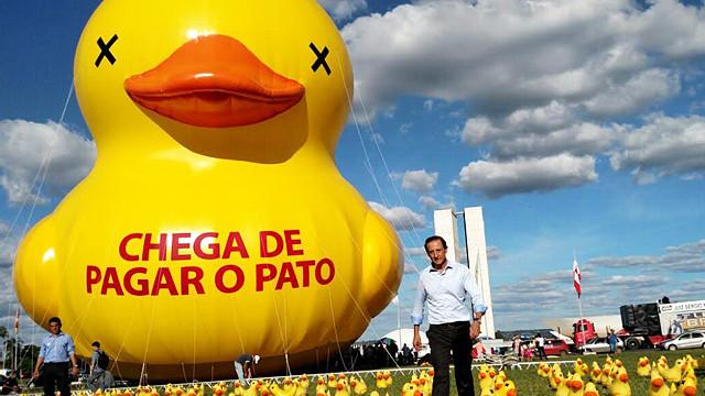 Presidente da Fiesp, Paulo Skaf, ao lado de pato durante protesto em Brasília