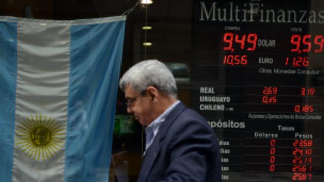 Un cartel con las tasas de cambio en Argentina