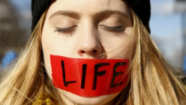 Activista contraria al aborto protesta ante la Corte Suprema de Estados Unidos