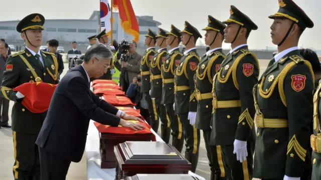 中国驻韩国大使在仁川机场把中国国旗安放在棺木上