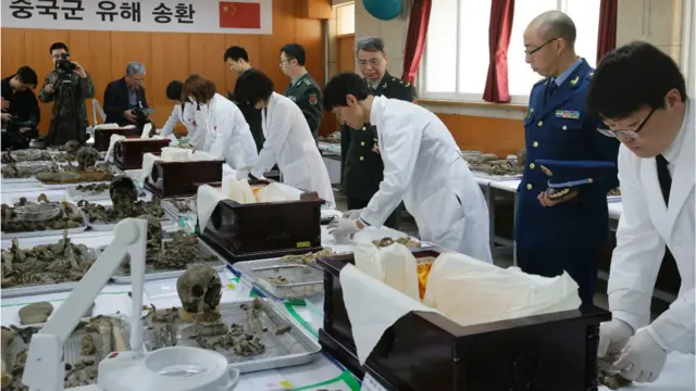 韩国人员处理遗骸