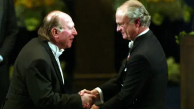 Imre Kertész recibe el premio Nobel 
