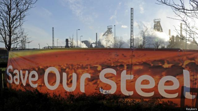 面臨被出售命運的英國最大鋼廠塔爾伯特港附近打出的標語：救救我們鋼鐵行業