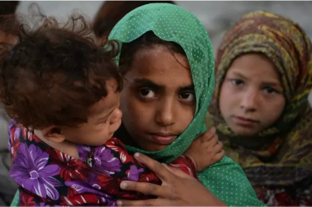 Onlarca yılda pek az şey değişti. Şimdi başka Afgan çocuklar, annelerinin kucağında başka sınırları geçmeye çalışıyor