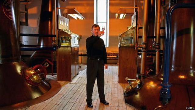 布莱迪酿酒厂的吉姆·麦克尤恩（Jim McEwan）举着一杯经四次蒸馏的纯麦芽威士忌酒新品样本。