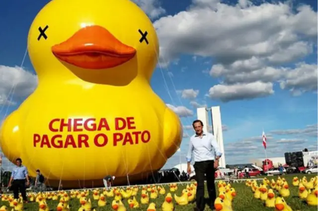 Pato de goma, símbolo de protestas en Brasil