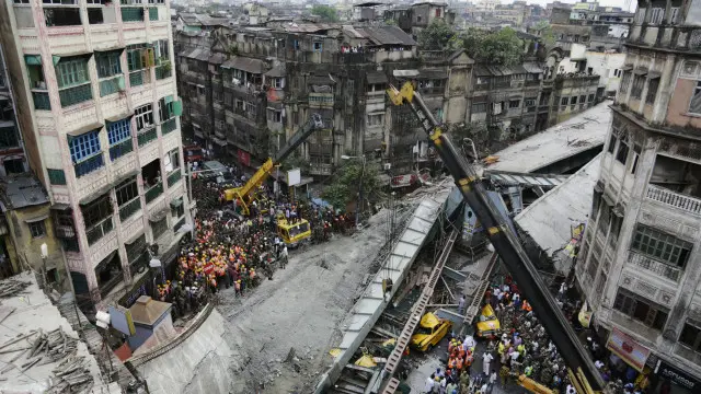 مقامی افراد بھی امدادی کارروائیوں میں شریک ہیں