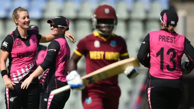 انڈیا کے شہر ممبئی میں ہونے والے آئی سی سی 20 ٹوئنٹی کے خواتین کے سیمی فائنل میں ویسٹ انڈیز نے نیوزی لینڈ کو چھ رنز سے شکست دی