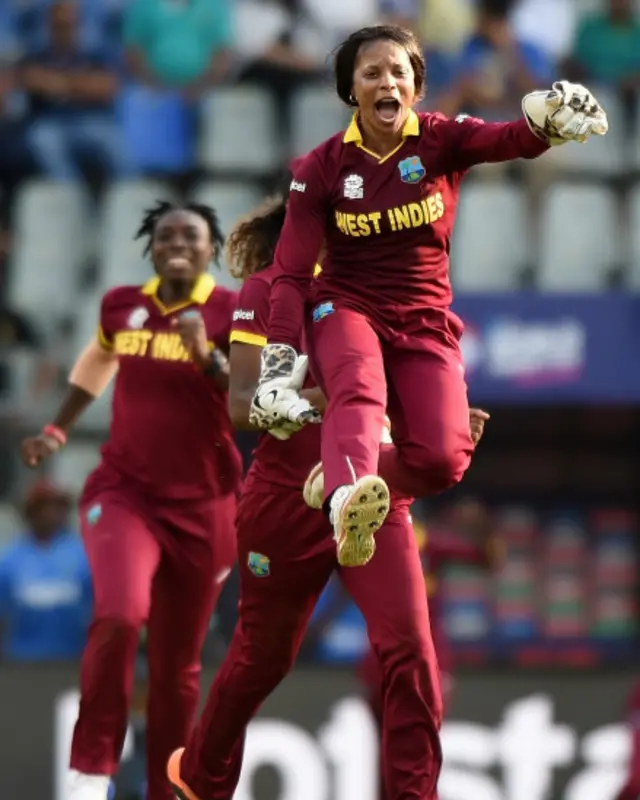 ویسٹ انڈیز کو یکے بعد دیگرے وکٹیں ملتی گئیں اور جیت کی راہ اسان ہوتی گئی