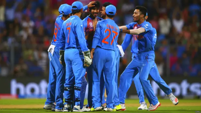 تیسری ہی اوور میں سیمیولز نہرا کی گیند پر ریہانے کو کیچ دے بیٹھے۔