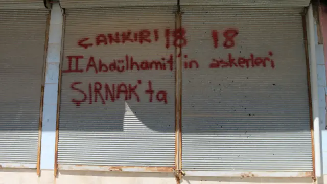 Bölgede operasyon gerçekleştirilen ilçelerde yazılan duvar yazıları İdil'de de görülüyor.