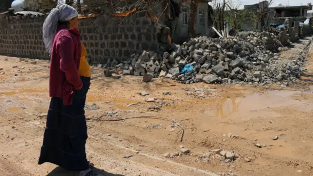 Birçok ilçe sakini, yasağın kalkmasının ilk gününde hasar görmüş evlerinin önünde çaresizce bekledi.