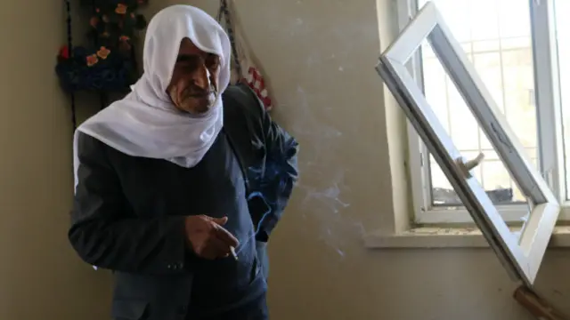 Hacı Sait, eşini "şükür cana gelmedi" diye teselli etmeye çalışıyor.