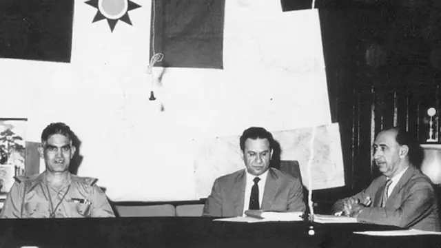 كان والد زهاء، محمد حديد (في يمين الصورة)، وزيرا للمالية في حكومة عبدالكريم قاسم