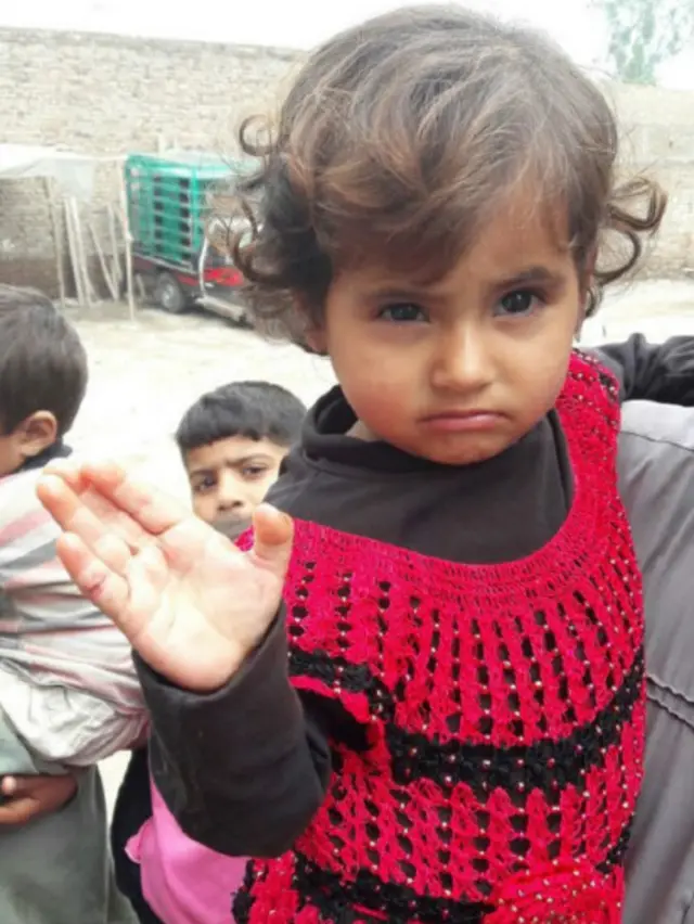 چوہے کے کاٹے کا شکار ہونے والی بچی کے والد نے کہا کہ اچانک اقصیٰ چیخ کر اٹھی اور جب دیکھا تو اس کی انگلی سے خون بہہ رہا تھا