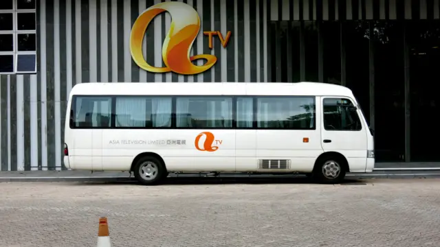 亚视香港大埔总部门前的一辆穿梭巴士（BBC中文网图片14/2/2016）