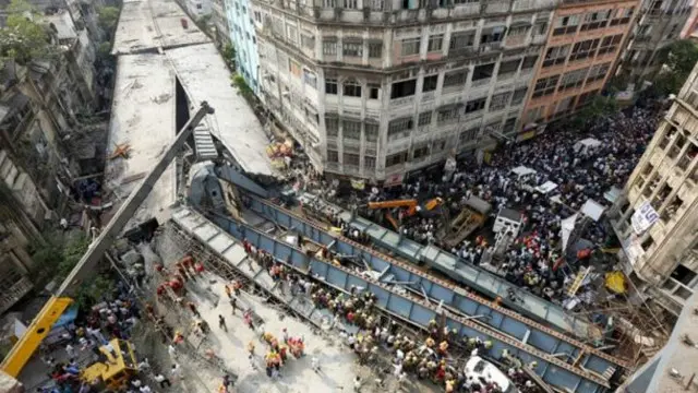 Jalan ambruk di Kolkata