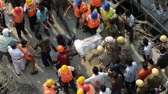 وزیر اعظم نریندر مودی نے حادثے پر افسوس کا اظہار کیا ہے، انھوں نے کہا ہے کہ ان کی ہمدریدیاں حادثے میں ہلاک ہونے والوں کے خاندانوں کے ساتھ ہیں