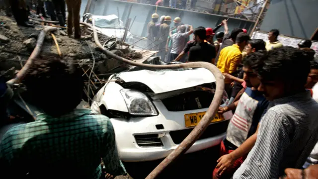 وزیرِ اعلی کے مطابق فی الحال انتظامیہ کی ترجیح ملبے میں پھنسے لوگوں کو بچانا ہے