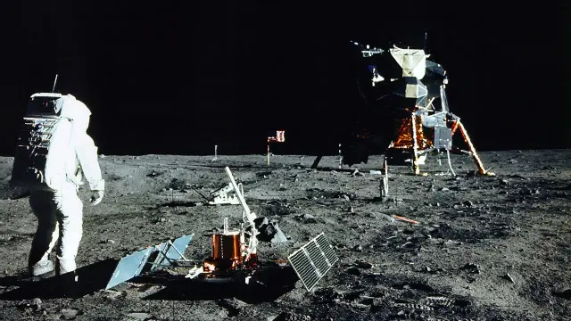 Qua các chuyến đáp xuống Mặt Trăng, con người đã bỏ lại nhiều thứ