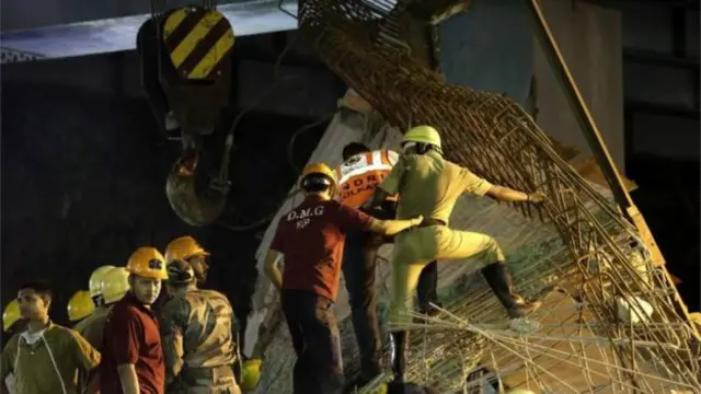 اس دوران این ڈی آر ایف یعنی نیشنل ڈیزاسٹر ریسپانس فورس اور فوج کی ٹیمیں ملبے سے لوگوں کو نکالنے میں مصروف ہیں۔ پولیس کا کہنا ہے کہ امدادی کاررائیاں جمعہ کو دن بھر چل سکتی ہیں