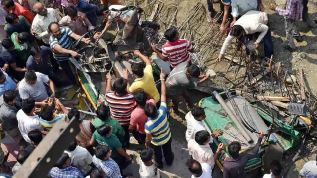 Personas buscan a los sobrevivientes