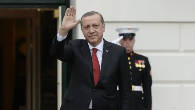 Cumhurbaşkanı Erdoğan, Beyaz Saray'a girerken görüntü alan gazetecilere poz verdi.