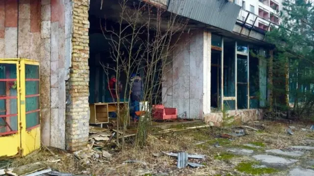 在小镇的建筑周围，大自然慢慢复苏，草木又顽强地长了起来