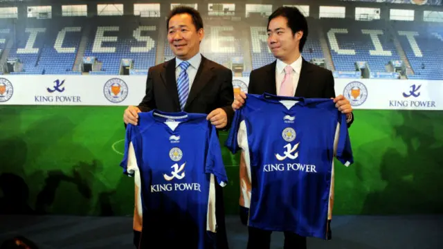 Hình chụp ông Vichai Srivaddhanaprabha và con trai và cũng là trợ lý Aiyawatt Rak.