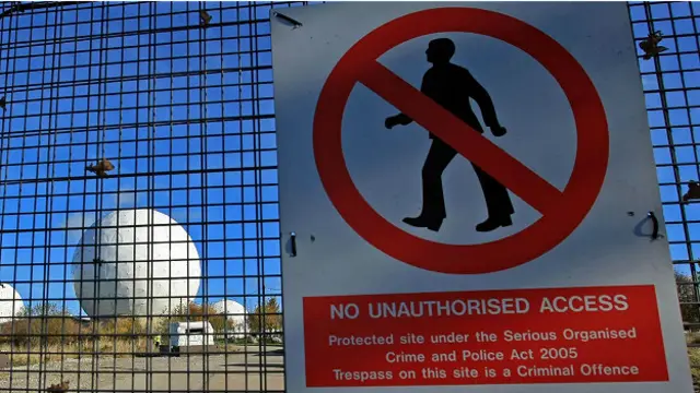 Предупредительные знаки поблизости от базы "Менвит Хилл"